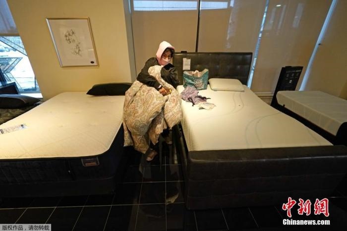 當?shù)貢r間2月17日，美國得州的一家畫廊兼家具店內(nèi)，大批民眾來此避寒取暖，其中不乏一些人帶著被子來過夜。美國近日遭遇極寒天氣侵襲，多地氣溫創(chuàng)近年新低，其中得州災情最嚴重，暴風雪導致電網(wǎng)在酷寒中癱瘓，約400萬居民家中長時間停電。美國國家氣象局表示，得州休斯敦等地的氣溫甚至比靠近北極圈的阿拉斯加還要低。