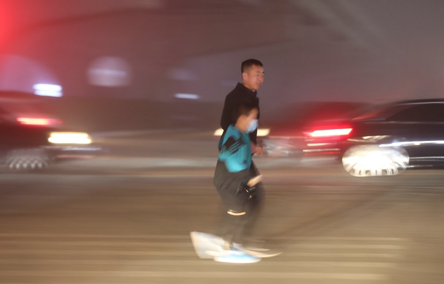 內(nèi)蒙古呼和浩特遭遇強(qiáng)沙塵暴