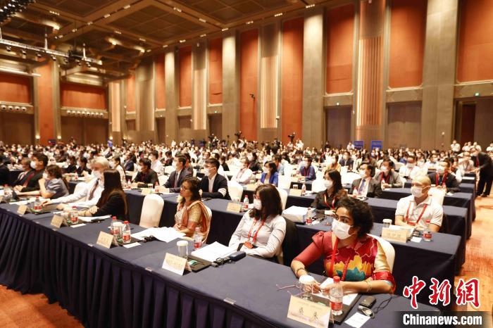 500余名專家學(xué)者、嘉賓代表以線上線下方式參加開幕式?！∈⒓样i 攝