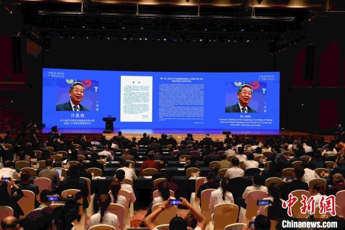 第九屆、第十屆全國人大常委會副委員長許嘉璐向大會發(fā)來賀信?！∈⒓样i 攝