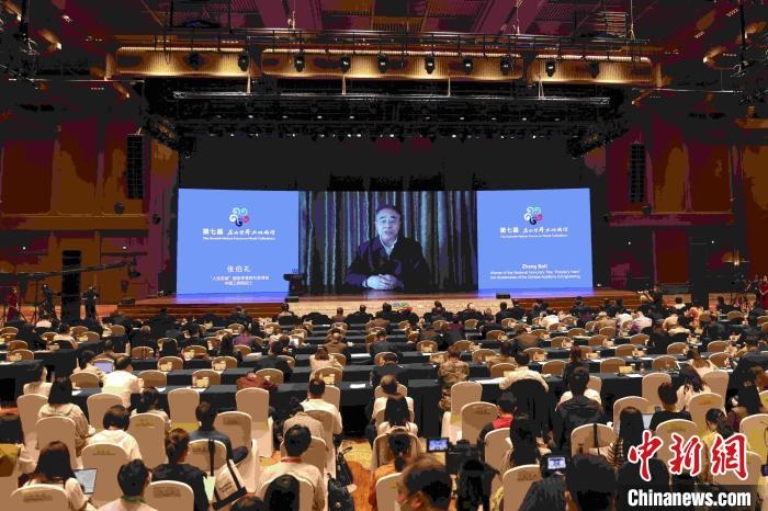 中國工程院院士、“人民英雄”國家榮譽(yù)稱號獲得者張伯禮通過視頻發(fā)表主旨演講?！∈⒓样i 攝