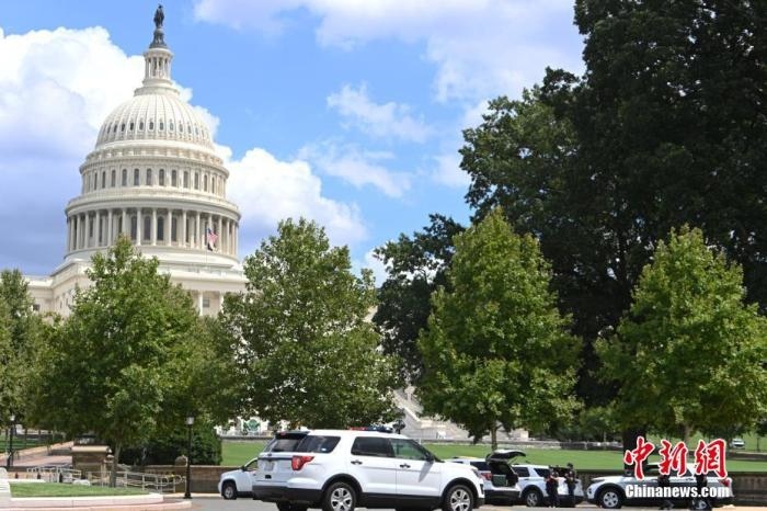 當(dāng)?shù)貢r(shí)間8月19日，一名男子駕駛黑色皮卡至國(guó)會(huì)圖書(shū)館前，并聲稱車上有炸彈。該事件導(dǎo)致美國(guó)國(guó)會(huì)大廈周邊街道封鎖，警方還疏散了周邊國(guó)會(huì)辦公樓和聯(lián)邦最高法院里的工作人員。圖為警方在美國(guó)會(huì)大廈西側(cè)廣場(chǎng)警戒。 <a target='_blank' href='http://www.chinanews.com/'>中新社</a>記者 陳孟統(tǒng) 攝