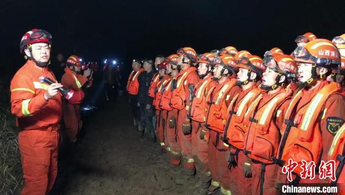 平遙縣消防救援大隊(duì)大隊(duì)長龔宇作總攻發(fā)起前的動(dòng)員?！￠Z旭輝 攝