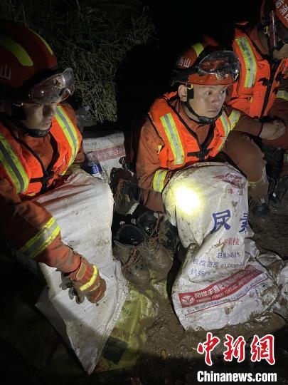 短暫修整期間，消防員脫掉鞋襪，用編織袋套住腿腳保暖?！￠Z旭輝 攝