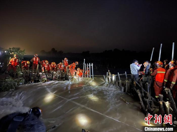 消防員分成左右兩路，同時(shí)發(fā)起決口封堵總攻?！￠Z旭輝 攝