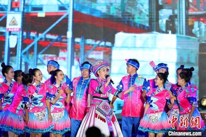 專場(chǎng)晚會(huì)上的民族歌舞表演?！涕L(zhǎng)嬌 攝