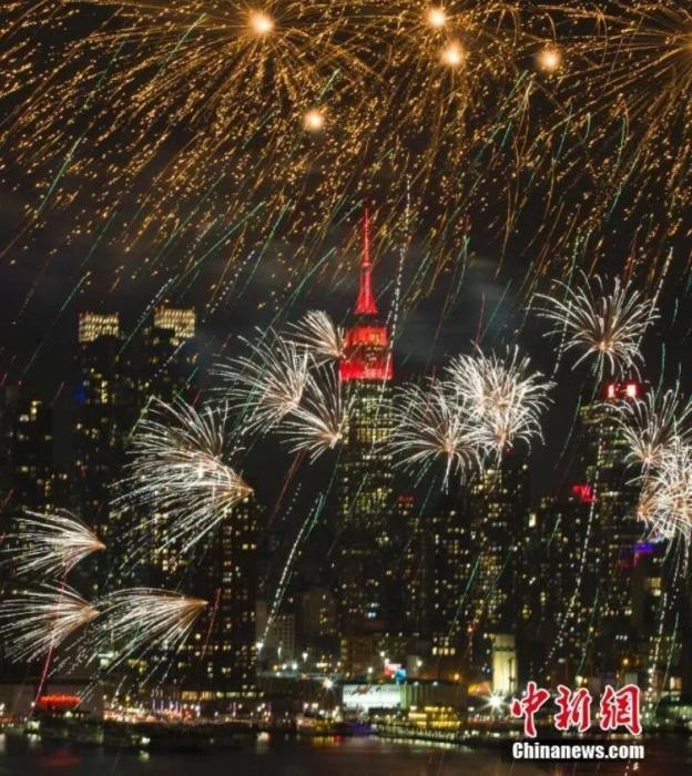 　　2018年，中國駐紐約總領(lǐng)事館前的哈德遜河上空燃放起焰火，慶祝中國狗年春節(jié)。