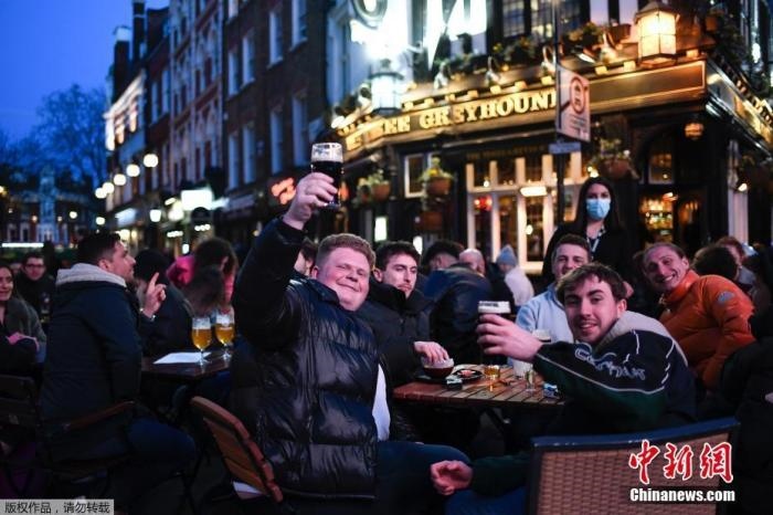 當(dāng)?shù)貢r(shí)間2021年4月12日，英國進(jìn)入放松疫情封鎖措施的第二階段。商鋪、理發(fā)店、健身房等被允許重新開張，酒吧和餐館也可以在室外營業(yè)。據(jù)悉，酒吧解封的第一晚，倫敦大批民眾在市中心喝酒跳舞，場面宛如狂歡節(jié)。