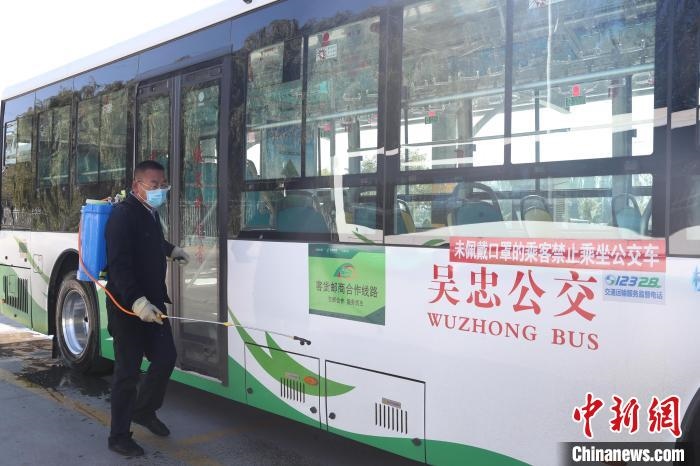 工作人員正在對公交車進行消殺?！∮诰?攝