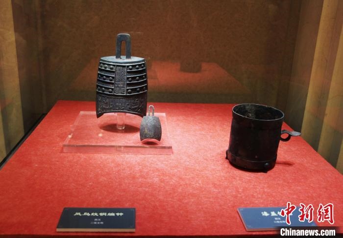 二級(jí)文物西漢鳳鳥紋銅編鐘、漆蓋銅卮?！≮w曉 攝