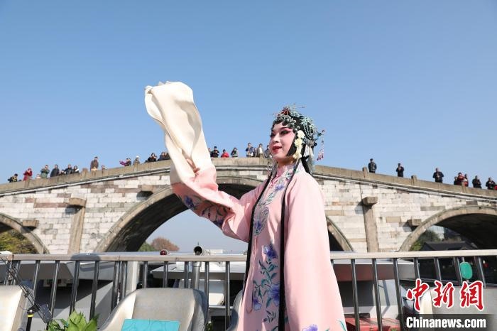 2019京杭對(duì)話的大運(yùn)河京杭雅集活動(dòng)中，浙江昆劇團(tuán)國(guó)家一級(jí)演員楊崑在中國(guó)大運(yùn)河(杭州段)上進(jìn)行表演?！⌒燔?攝 攝