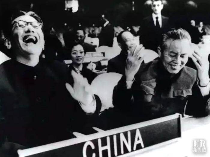 △1971年11月15日，以外交部副部長喬冠華(左一)為團長、黃華(右一)為副團長的中國代表團，首次出現(xiàn)在聯(lián)合國大會上。(資料圖)
