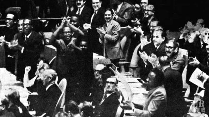 △第2758號決議通過后，現(xiàn)場爆發(fā)出熱烈歡呼聲。(資料圖)