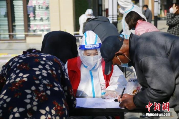 資料圖：青海省西寧市城西區(qū)一核酸檢測(cè)采樣點(diǎn)，居民進(jìn)行信息登記。<a target='_blank' href='http://www.chinanews.com/'>中新社</a>記者 馬銘言 攝