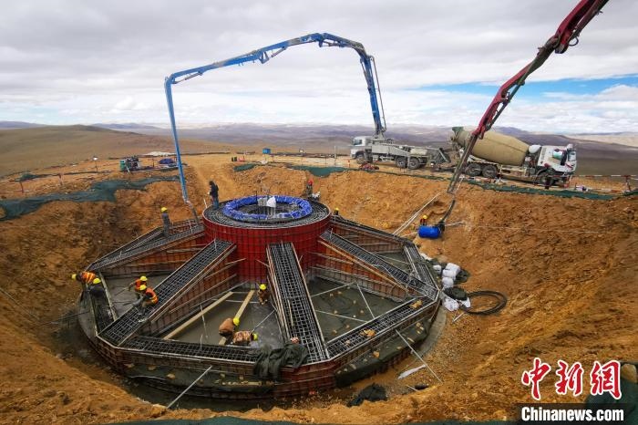 資料圖為該風(fēng)電場建設(shè)現(xiàn)場?！≈袊娊瘓F(tuán)成都勘測設(shè)計研究院有限公司 供圖