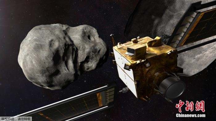 當(dāng)?shù)貢r(shí)間11月4日，法新社公布了兩張來自美國(guó)宇航局的太空效果圖，畫面顯示一艘宇宙飛船從小行星后面進(jìn)行撞擊。據(jù)悉，美國(guó)宇航局計(jì)劃讓一艘以每小時(shí)24000公里的速度飛行的宇宙飛船撞上一顆小行星以進(jìn)行“行星防御”測(cè)試，雖然地球尚且沒有面臨如此緊迫的危險(xiǎn)。