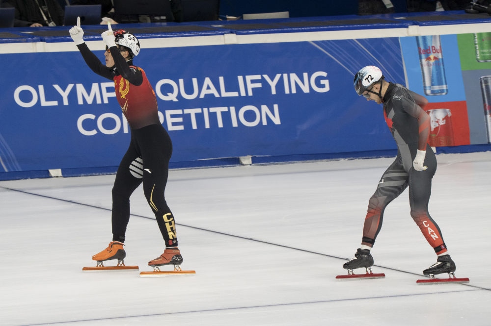 11月20日，任子威(左)在比賽后慶祝。新華社發(fā)(弗爾季·奧蒂洛 攝)