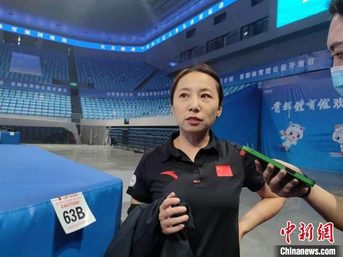 中國滑冰協(xié)會主席、前中國短道速滑隊主教練李琰表示，”冰雪惠民計劃“能推動更多人上冰 郝凌宇 攝