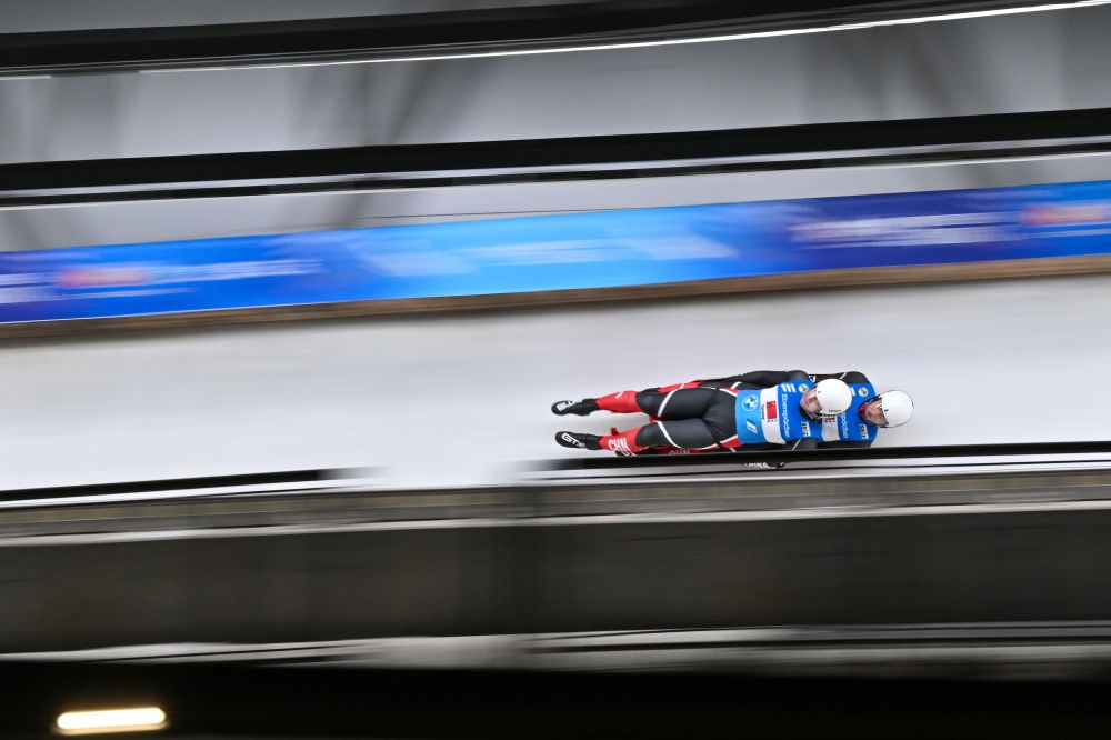 11月21日，“相約北京”國際雪橇聯(lián)合會雪橇世界杯，中國選手黃葉波/彭俊越在團體接力比賽中。新華社記者陳益宸攝