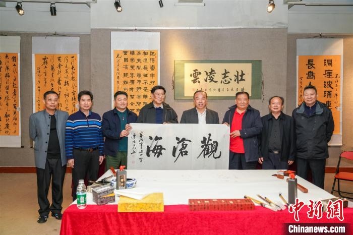 圖為百名將軍書畫展活動(dòng)現(xiàn)場(chǎng)。　宋秀杰 攝 攝