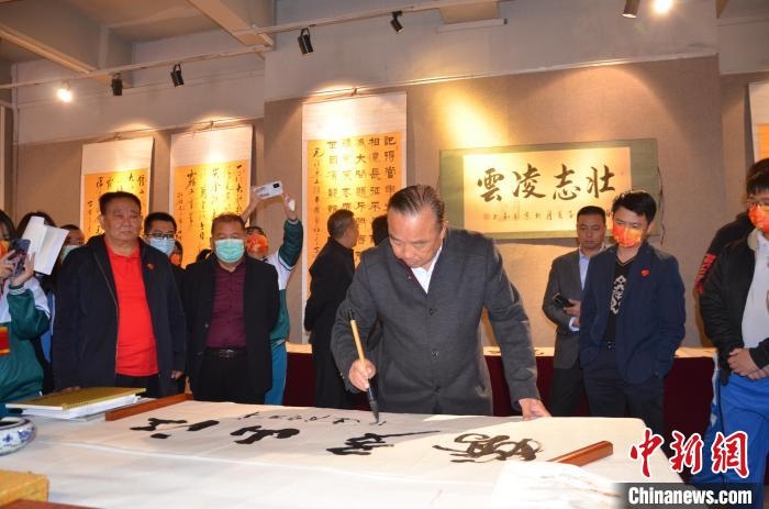 圖為“鐵軍老戰(zhàn)士”、著名書法家、解放軍報(bào)原副總編輯連俊義少將現(xiàn)場(chǎng)揮毫?！☆佇玛?yáng) 攝 攝