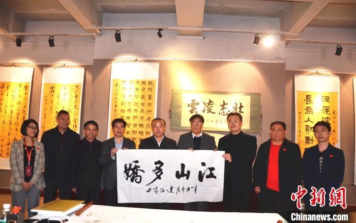 圖為百名將軍書畫展活動(dòng)現(xiàn)場(chǎng)。　顏新陽(yáng) 攝 攝