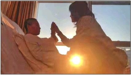 每天早上媽媽醒來(lái)后，母女倆都會(huì)迎著晨曦握手、擊掌。　視頻截圖