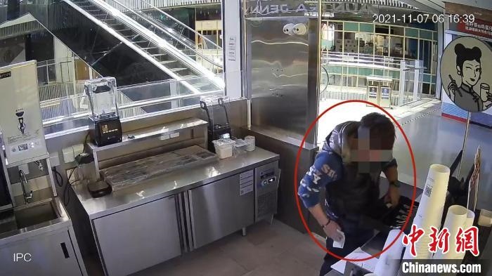 嫌疑人實施犯罪行為的監(jiān)控視頻。　黃浦公安供圖