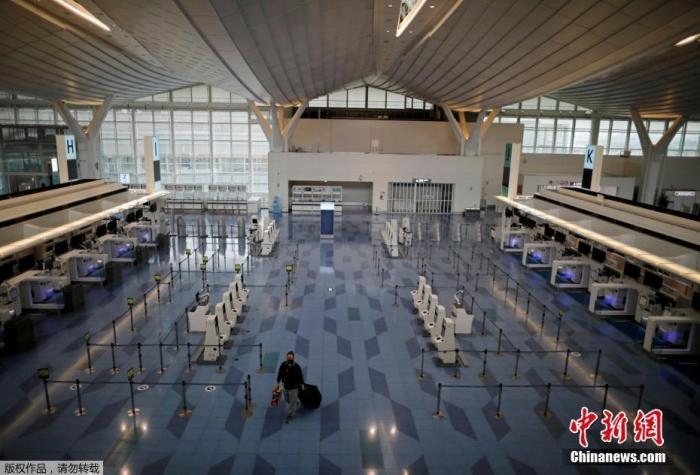 資料圖：日本東京，東京國際機場，一名乘客在國際航班航站樓的登機區(qū)。