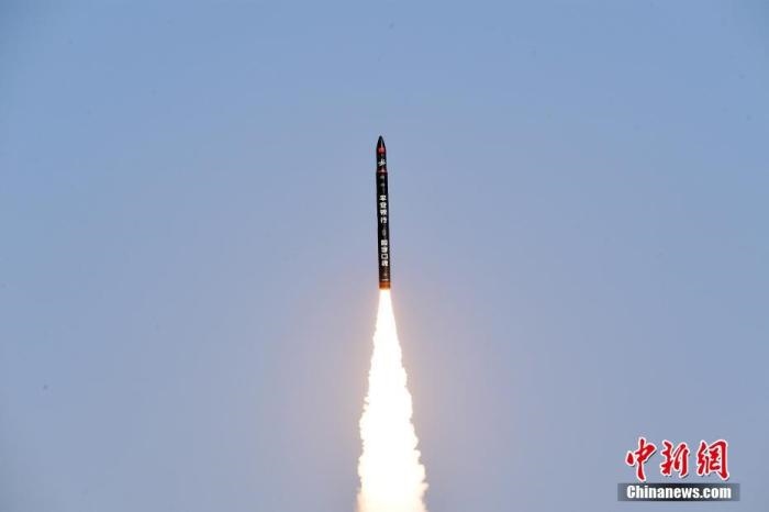 北京時(shí)間2021年12月7日12時(shí)12分，谷神星一號(hào)遙二運(yùn)載火箭在中國(guó)酒泉衛(wèi)星發(fā)射中心成功發(fā)射升空，將搭載的天津大學(xué)一號(hào)、麗澤一號(hào)、寶醞號(hào)、金紫荊五號(hào)、金紫荊一號(hào)03星等5顆小衛(wèi)星順利送入預(yù)定軌道，發(fā)射任務(wù)獲得圓滿成功。汪江波 攝