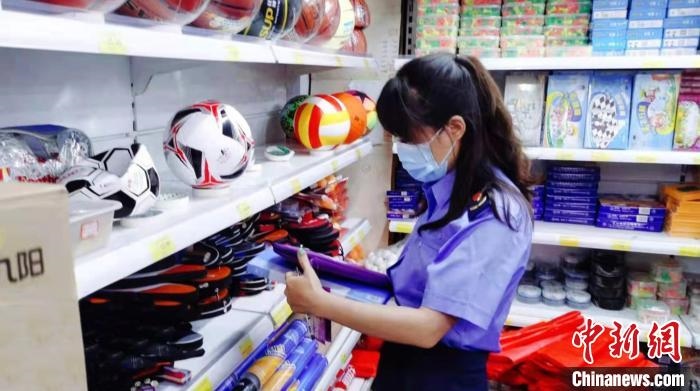 圖為秦皇島市海港區(qū)市場監(jiān)督管理局工作人員正在檢查涉冬奧標(biāo)志商品?！∏鼗蕧u市海港區(qū)市場監(jiān)督管理局供圖