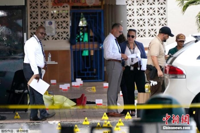 當(dāng)?shù)貢r(shí)間5月30日凌晨，位于美國(guó)佛羅里達(dá)州東南部的邁阿密戴德縣發(fā)生大規(guī)模槍擊事件，造成2人死亡、20多人受傷。圖為槍擊案現(xiàn)場(chǎng)。