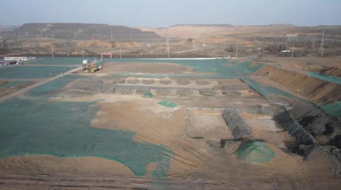 2021年12月11日，督察組使用無(wú)人機(jī)拍攝，神木市蘭炭產(chǎn)業(yè)特色園區(qū)檸條塔片區(qū)廢水集中處理設(shè)施僅完成部分基礎(chǔ)建設(shè)