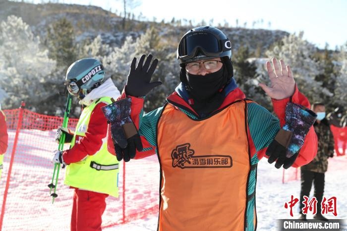 圖為滑雪場現(xiàn)場。　許婷 攝