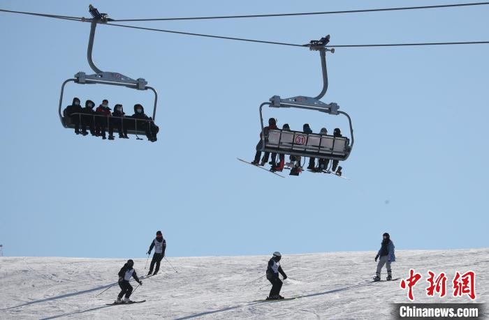 圖為滑雪場現(xiàn)場?！≡S婷 攝