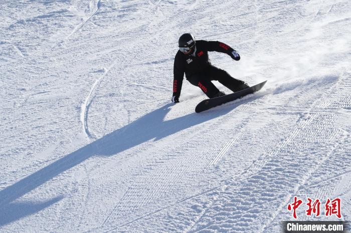 圖為滑雪場現(xiàn)場。　許婷 攝