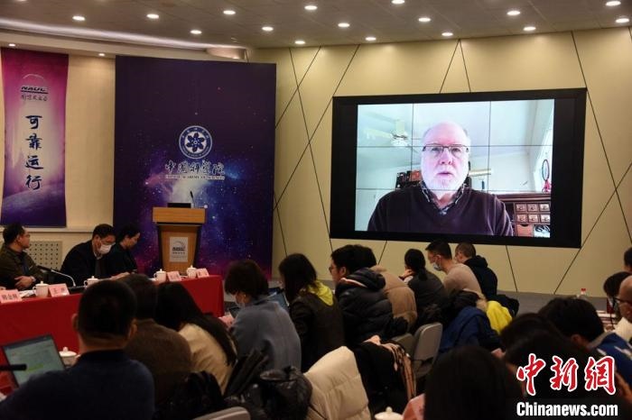 美國(guó)伊利諾伊大學(xué)教授理查德？克魯切爾通過(guò)視頻點(diǎn)評(píng)FAST測(cè)量星際磁場(chǎng)最新研究成果?！?lt;a target='_blank' href='/'>中新社</a>記者 孫自法 攝