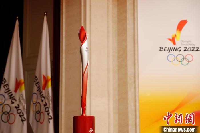 展示的北京冬奧會火炬?！〗x 攝