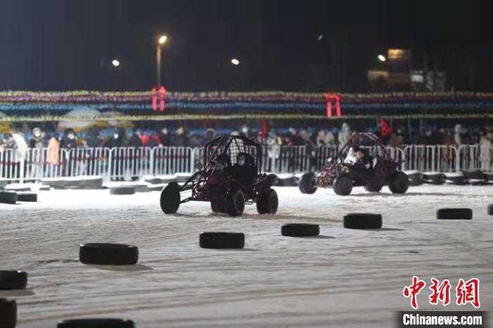 來吧，一起體驗(yàn)雪地越野車的刺激吧?！∮诤Ｑ?攝