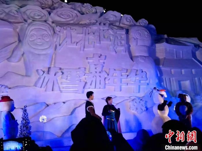 活動(dòng)現(xiàn)場表演的《冰雪奇緣》很受歡迎?！≮w桂華 攝