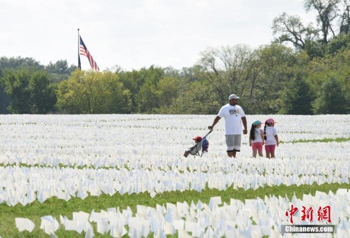 當?shù)貢r間2021年9月18日，美國首都華盛頓國家廣場上插著數(shù)十萬白色旗幟，悼念新冠逝者。這個名為“在美國：銘記”藝術(shù)裝置由美國藝術(shù)家弗斯滕伯格(Suzanne Firstenberg)策劃，她計劃在兩周內(nèi)與公眾一起在華盛頓國家廣場插上與美國新冠死亡病例數(shù)對應(yīng)的白旗，以示悼念。 <a target='_blank' href='/'>中新社</a>記者 陳孟統(tǒng) 攝
