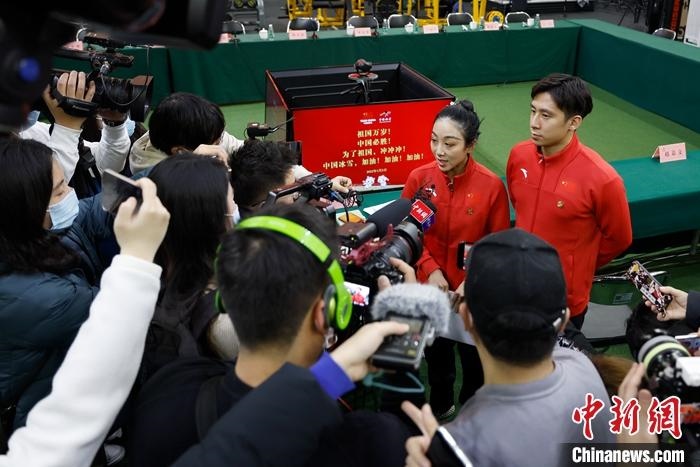 1月5日晚，全力沖刺北京冬奧學(xué)習(xí)座談會(huì)在北京舉行。座談會(huì)后，中國花樣滑冰雙人滑組合隋文靜、韓聰接受記者采訪。 <a target='_blank' href='/'>中新社</a>記者 富田 攝