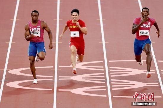 資料圖：北京時間8月1日晚，在東京奧運會男子百米決賽中，中國選手蘇炳添以9.98秒的成績獲得第六名，作為首位闖進(jìn)奧運男子百米決賽的中國人，他再次創(chuàng)造了歷史。圖為蘇炳添在比賽中。<a target='_blank' href='/'>中新社</a>記者 富田 攝