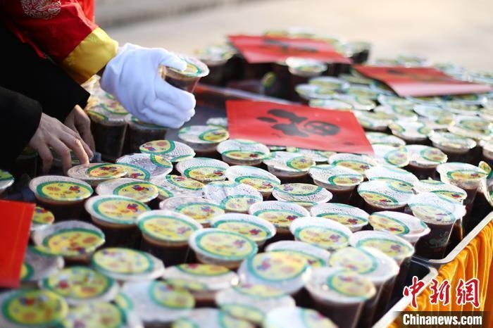 資料圖：工作人員將定制的臘八粥擺放整齊?！°蟛?攝