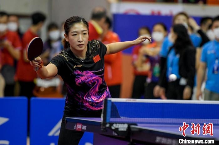 劉詩雯在2021年全國乒乓球“業(yè)余球王”總決賽中與選手互動交流球技?！●樤骑w 攝