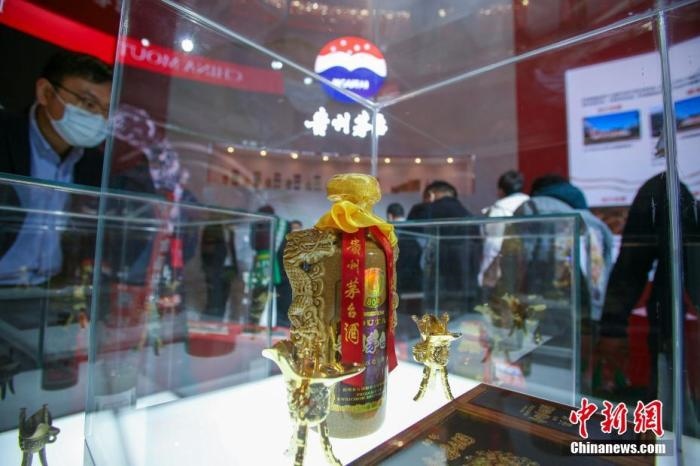 10月19日，天津，參觀者在中國(guó)茅臺(tái)展位參觀展示的白酒。當(dāng)天，第105屆全國(guó)糖酒商品交易會(huì)在國(guó)家會(huì)展中心(天津)啟幕。本屆糖酒會(huì)展覽總面積20萬(wàn)平方米，吸引了來(lái)自40多個(gè)國(guó)家和地區(qū)的3504家參展商參展，共設(shè)置了傳統(tǒng)酒類、葡萄酒及國(guó)際烈酒、食品及飲料、調(diào)味品及配料、食品機(jī)械及包裝等展區(qū)。 <a target='_blank' href='/'>中新社</a>記者 佟郁 攝