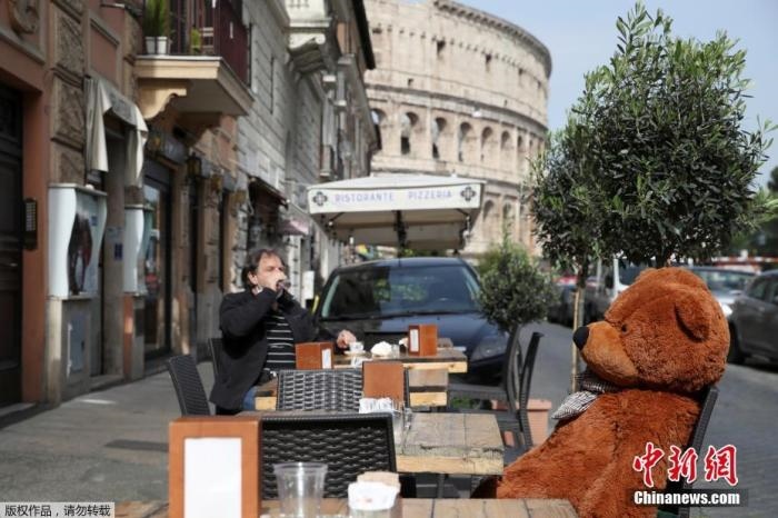 資料圖：意大利羅馬斗獸場附近的酒吧，顧客在露臺上喝酒。