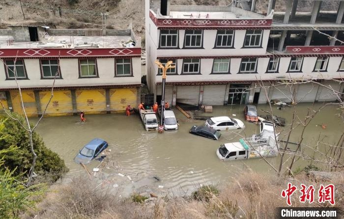 救援人員正在丹巴一處民房被淹處搜尋和轉(zhuǎn)移人員。　周勇 攝