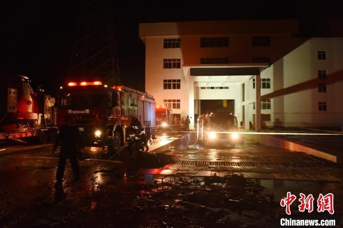 丹巴關(guān)州電站外多臺(tái)消防車輛正在開展排水作業(yè)?！≈苡?攝