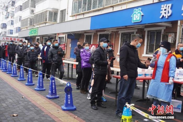 資料圖：1月7日，河南鄭州，市民有序排隊(duì)進(jìn)行核酸檢測(cè)。<a target='_blank' href='/'>中新社</a>記者 劉鵬 攝